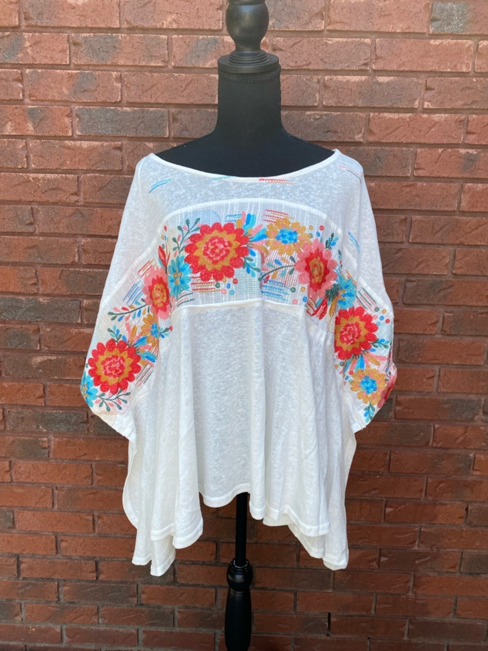 NWT Savanna Jane White Boho Embroidered Floral Poncho Top M/L